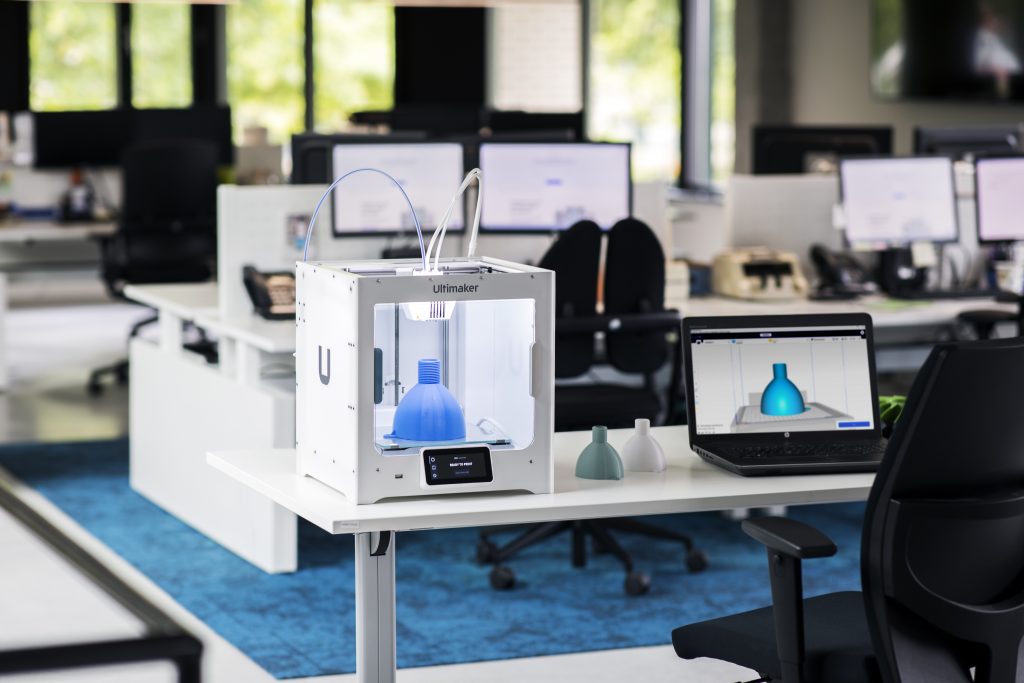 Ultimaker-S3-S5-Pro-Bundle-Air-manager-Material-station-photography-77